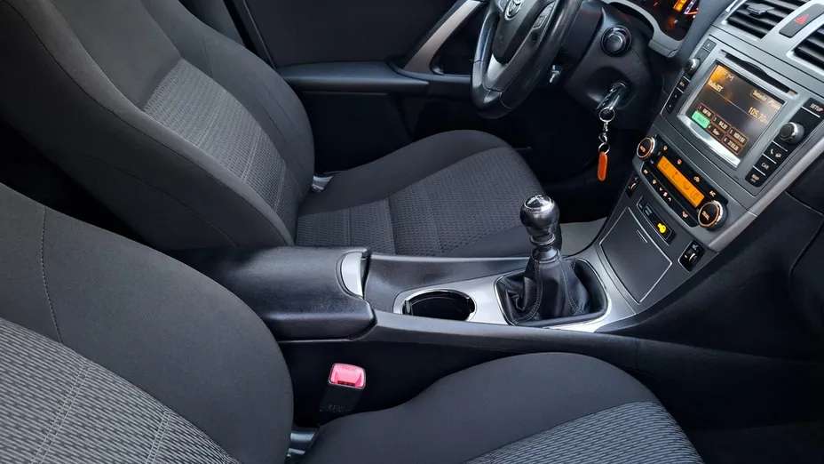TOYOTA Avensis -