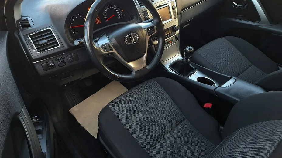 TOYOTA Avensis -