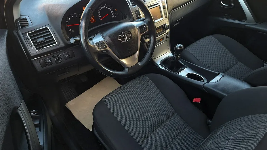 TOYOTA Avensis -