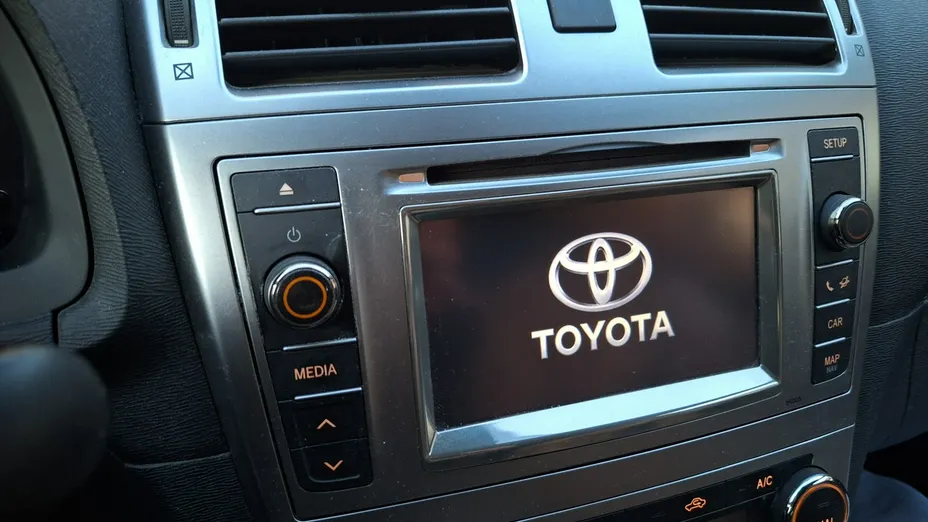TOYOTA Avensis -