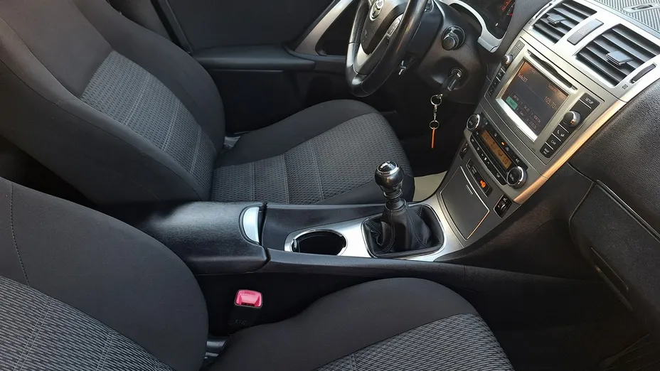 TOYOTA Avensis -