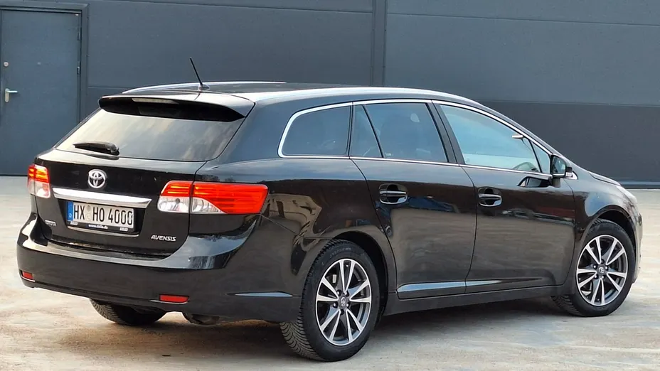 TOYOTA Avensis -
