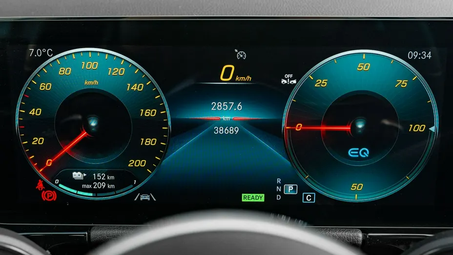 MERCEDES-BENZ EQA -