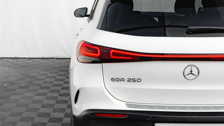 MERCEDES-BENZ EQA -