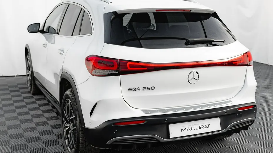MERCEDES-BENZ EQA -
