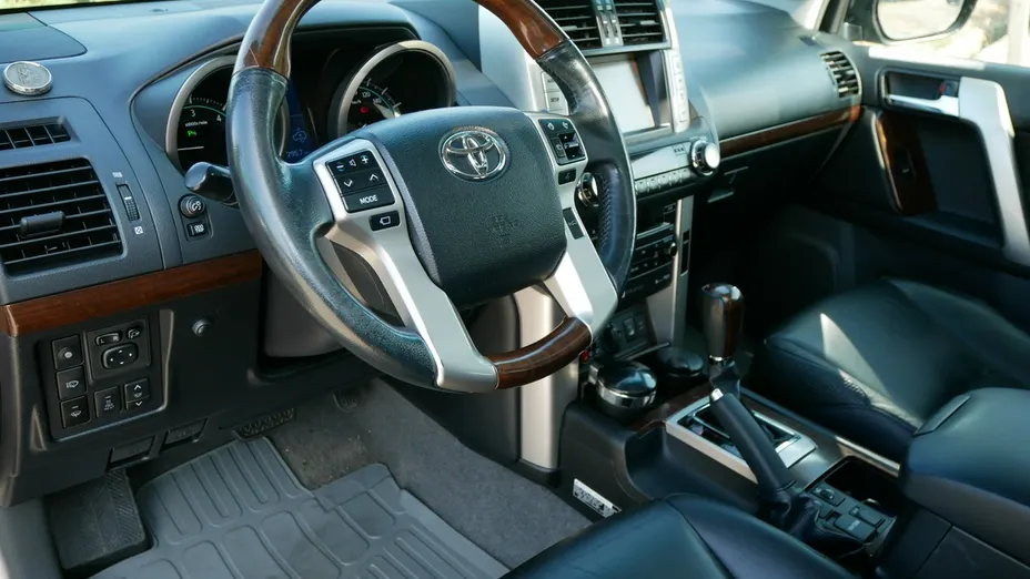 TOYOTA Land Cruiser -