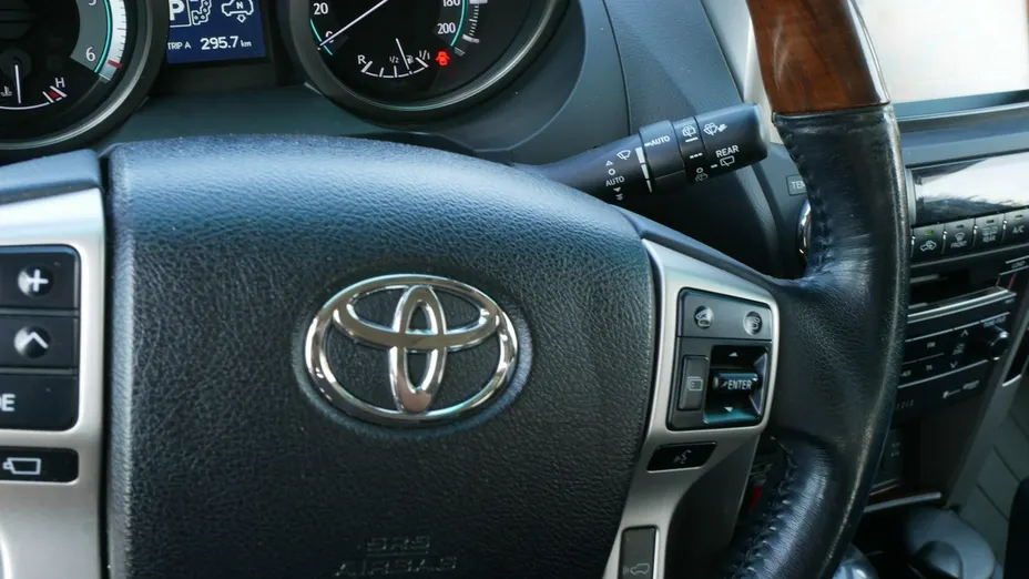 TOYOTA Land Cruiser -