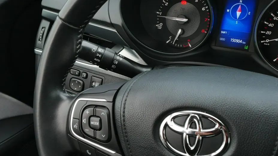 TOYOTA Avensis -