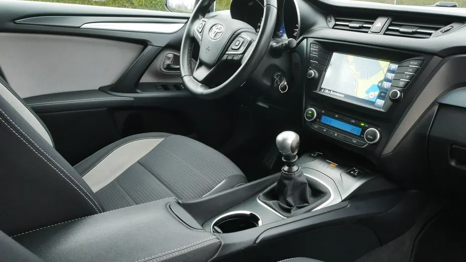 TOYOTA Avensis -