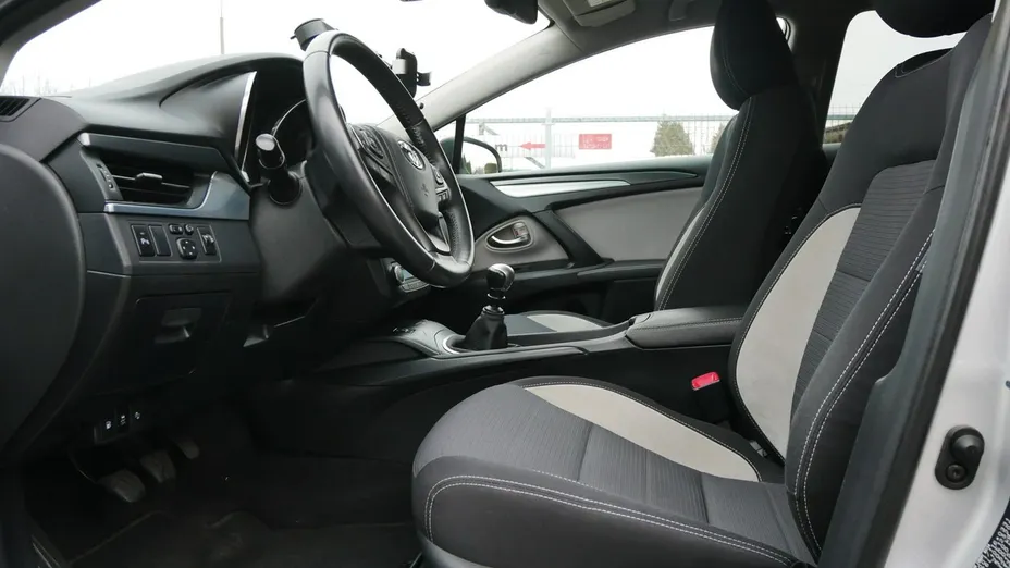 TOYOTA Avensis -