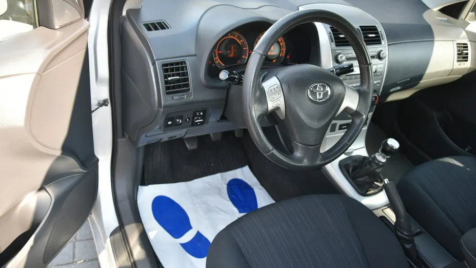 TOYOTA Corolla -