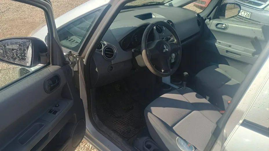 MITSUBISHI Colt -
