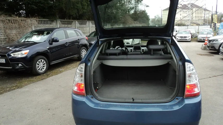 TOYOTA Prius -