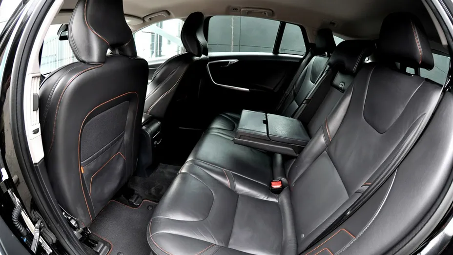 VOLVO V60 -