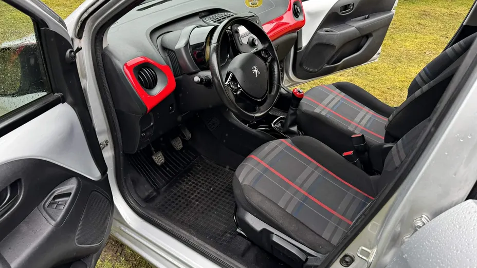 PEUGEOT 108 -