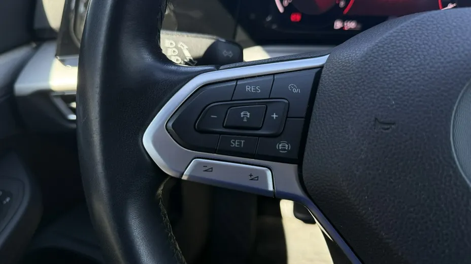 VOLKSWAGEN Golf -