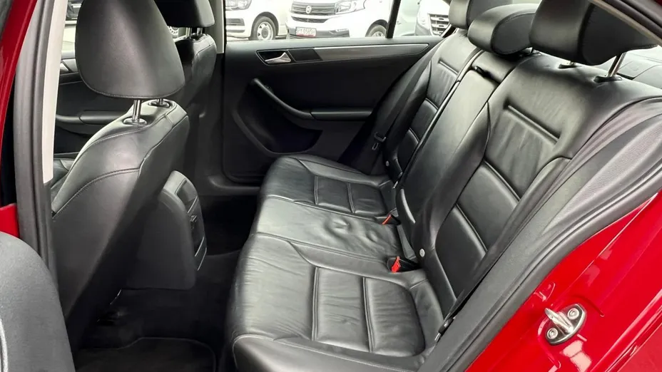 VOLKSWAGEN Jetta -
