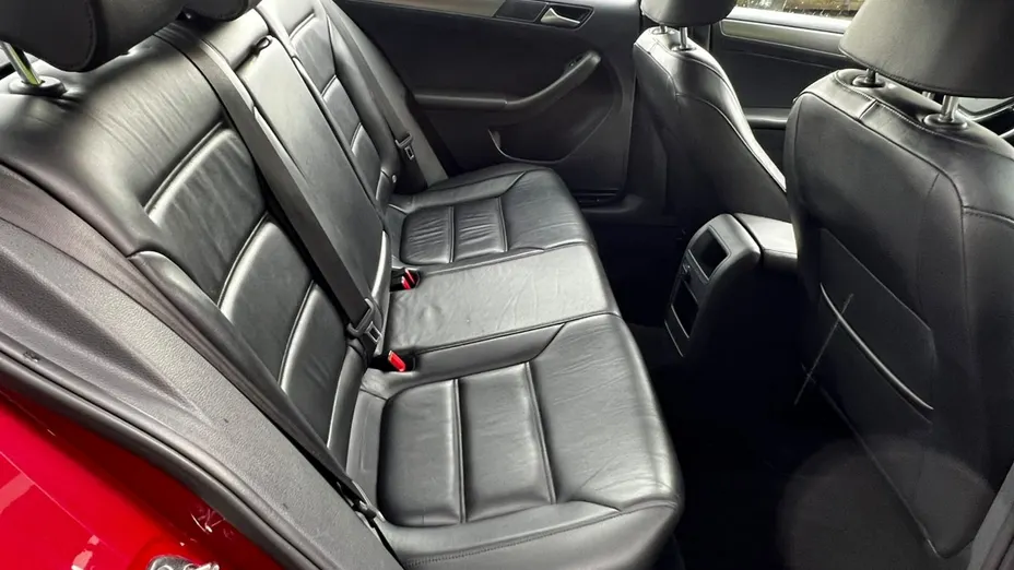 VOLKSWAGEN Jetta -