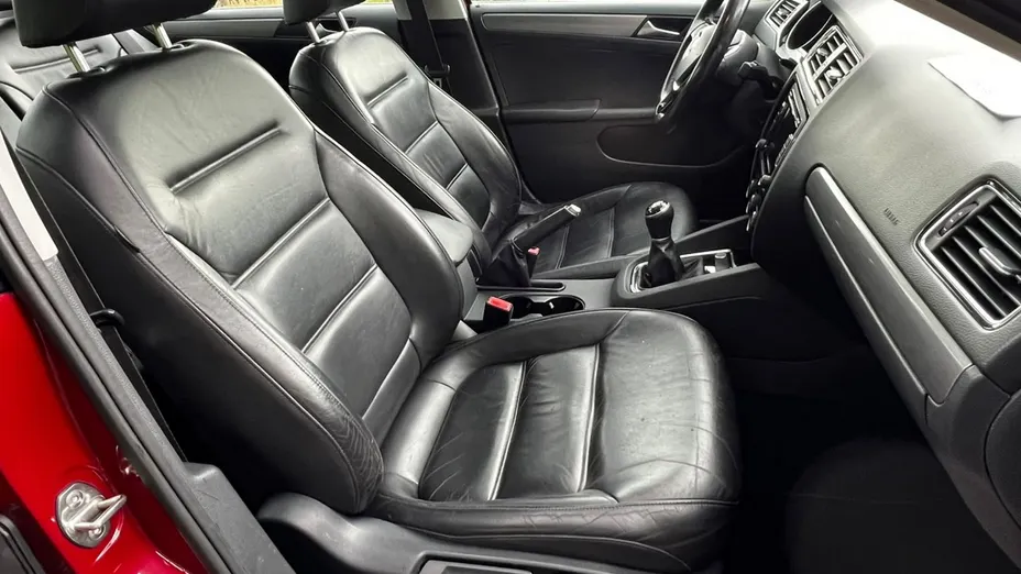 VOLKSWAGEN Jetta -