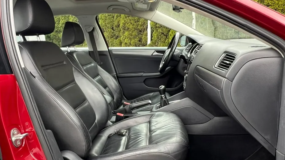 VOLKSWAGEN Jetta -