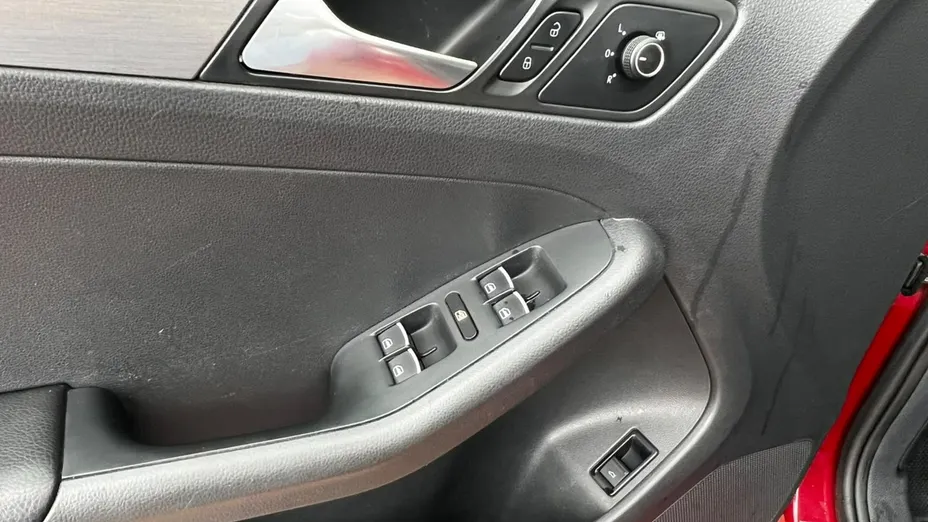 VOLKSWAGEN Jetta -