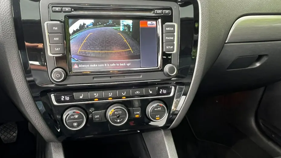 VOLKSWAGEN Jetta -