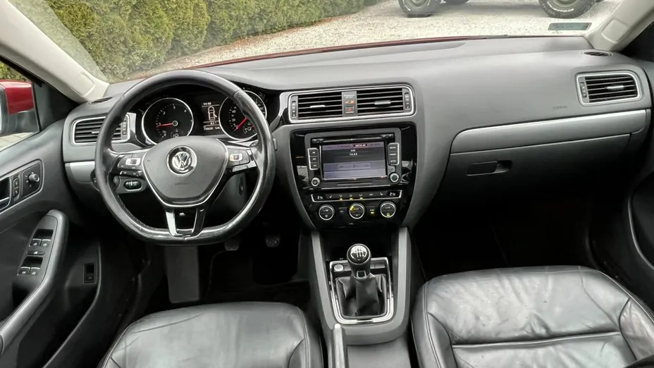 VOLKSWAGEN Jetta -