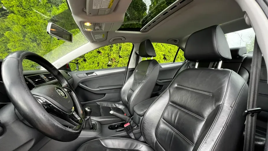 VOLKSWAGEN Jetta -