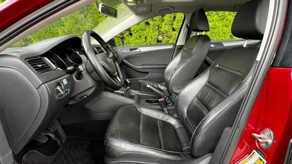 VOLKSWAGEN Jetta -