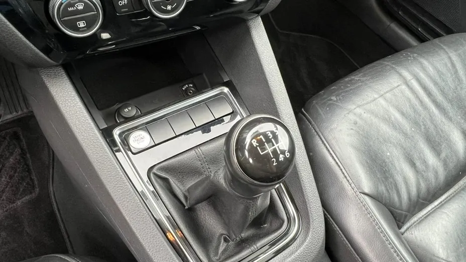 VOLKSWAGEN Jetta -
