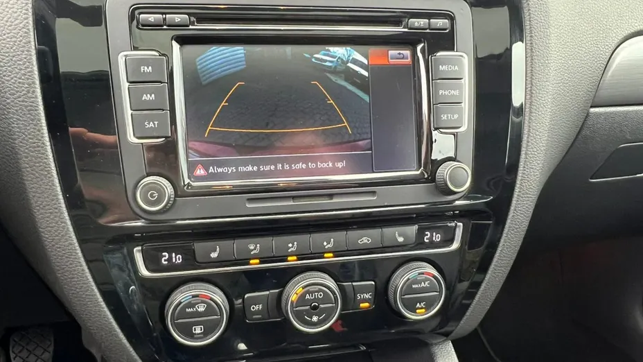 VOLKSWAGEN Jetta -
