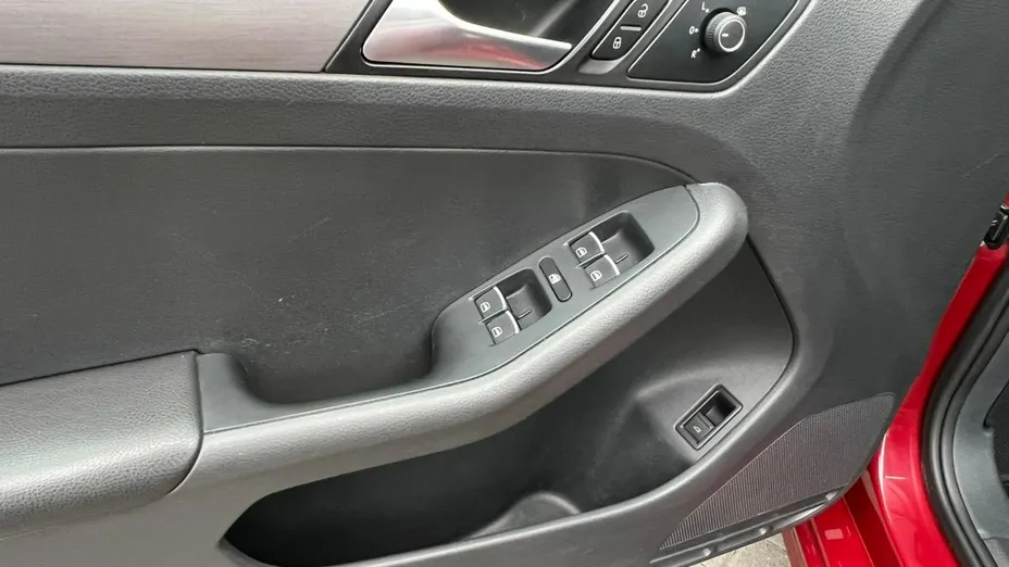 VOLKSWAGEN Jetta -