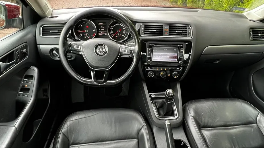 VOLKSWAGEN Jetta -