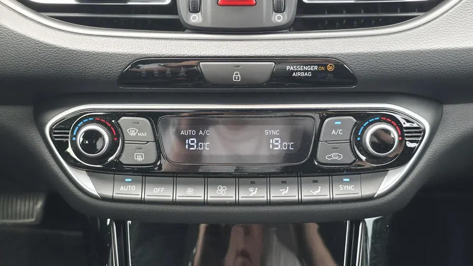 HYUNDAI i30 -