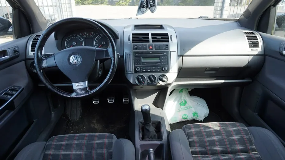 VOLKSWAGEN Polo -