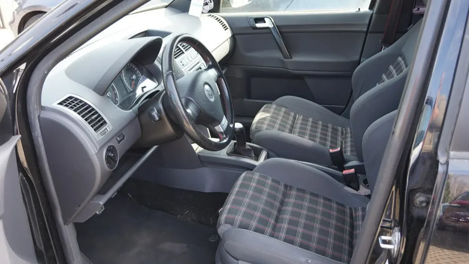 VOLKSWAGEN Polo -