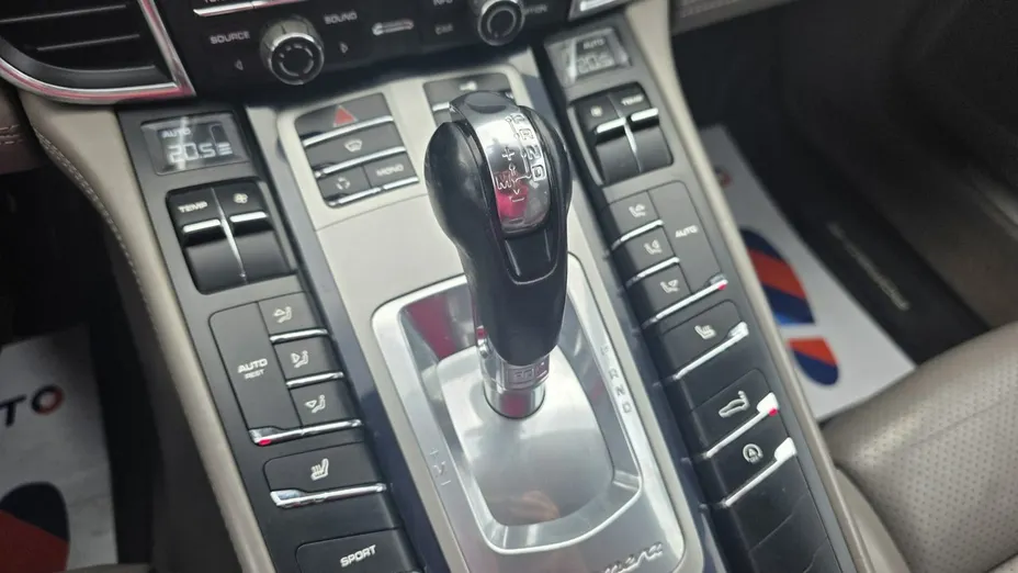 PORSCHE Panamera -