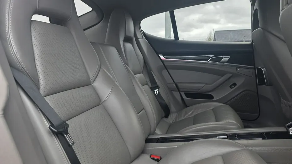 PORSCHE Panamera -