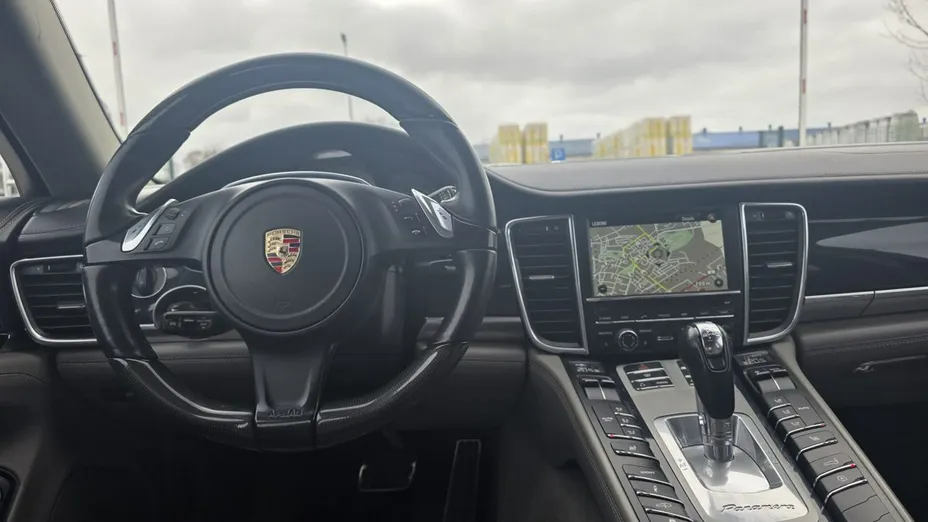 PORSCHE Panamera -