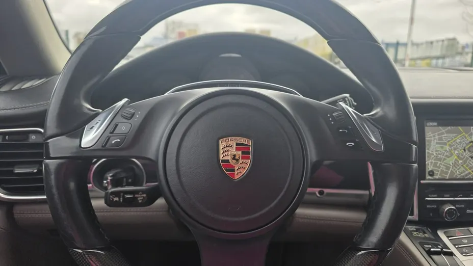 PORSCHE Panamera -