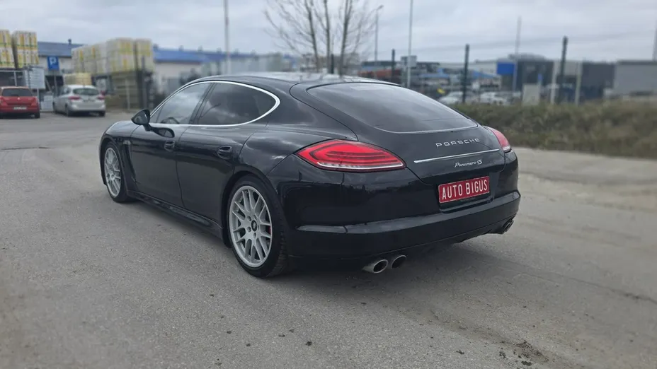 PORSCHE Panamera -