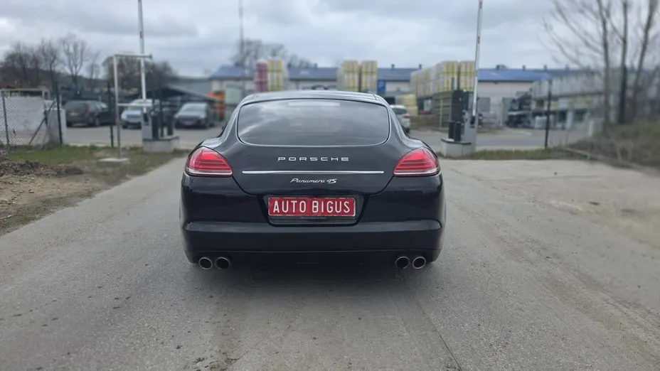 PORSCHE Panamera -