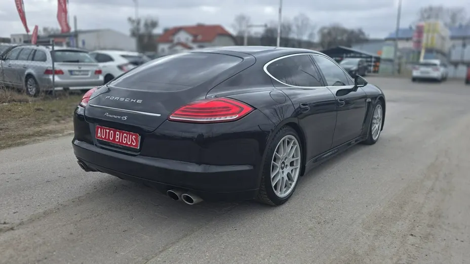 PORSCHE Panamera -