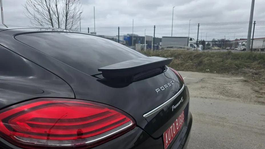 PORSCHE Panamera -
