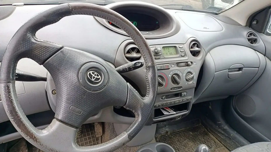TOYOTA Yaris -