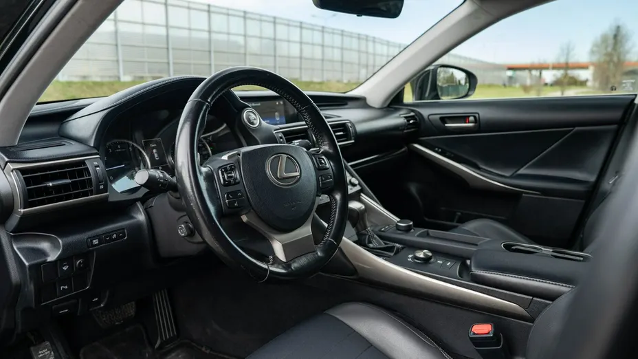 LEXUS IS -