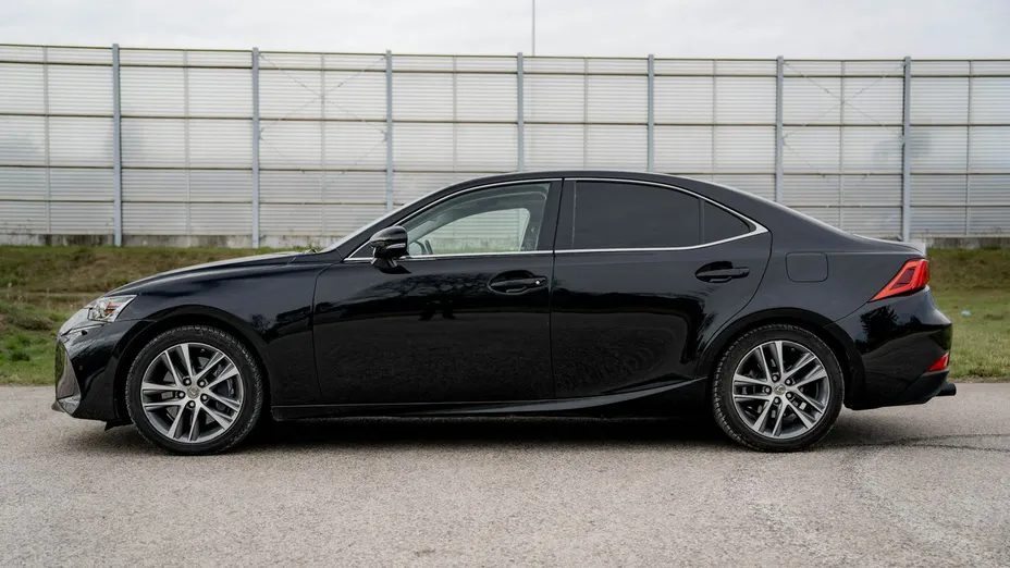 LEXUS IS -