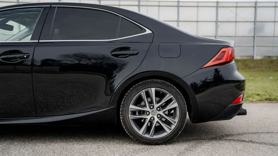 LEXUS IS -