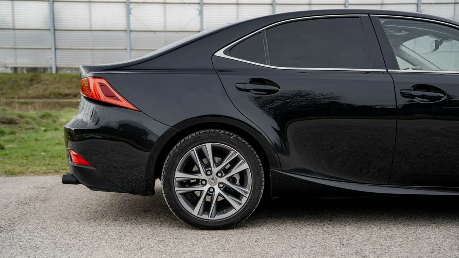 LEXUS IS -