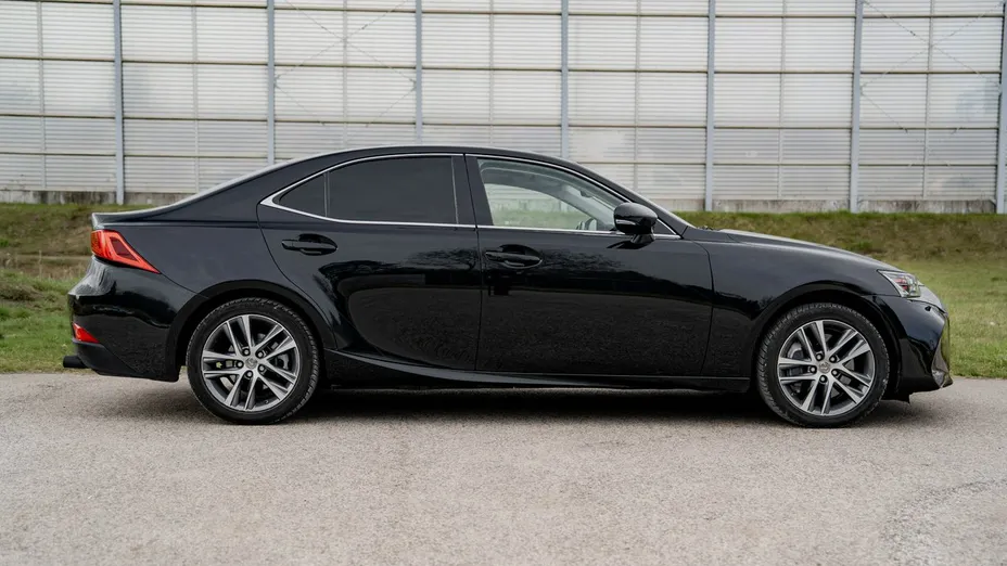 LEXUS IS -